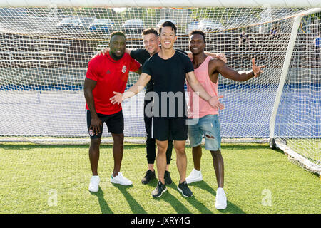 Toronto, Kanada. 16 August, 2017. Fernsehen Zeige 21 Thunder cast (Emmanuel Kabongo, Kevin Glaydon, und Jonathan Kim) Foto mit Toronto FC Vorwärts Jozy Altidore am St. Michael's College School. Dominic Chan/GATPR/EXimages Credit: EXImages/Alamy leben Nachrichten Stockfoto