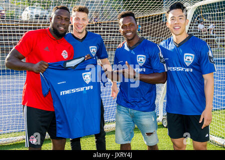 Toronto, Kanada. 16 August, 2017. Fernsehen Zeige 21 Thunder cast (Emmanuel Kabongo, Kevin Glaydon, und Jonathan Kim) Foto mit Toronto FC Vorwärts Jozy Altidore am St. Michael's College School. Dominic Chan/GATPR/EXimages Credit: EXImages/Alamy leben Nachrichten Stockfoto