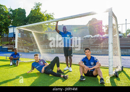 Toronto, Kanada. 16 August, 2017. Fernsehen Zeige 21 Thunder cast (Emmanuel Kabongo, Kevin Glaydon, und Jonathan Kim) Foto mit Toronto FC Vorwärts Jozy Altidore am St. Michael's College School. Dominic Chan/GATPR/EXimages Credit: EXImages/Alamy leben Nachrichten Stockfoto