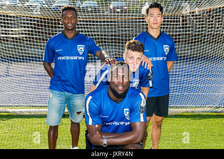 Toronto, Kanada. 16 August, 2017. Fernsehen Zeige 21 Thunder cast (Emmanuel Kabongo, Kevin Glaydon, und Jonathan Kim) Foto mit Toronto FC Vorwärts Jozy Altidore am St. Michael's College School. Dominic Chan/GATPR/EXimages Credit: EXImages/Alamy leben Nachrichten Stockfoto