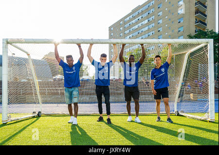 Toronto, Kanada. 16 August, 2017. Fernsehen Zeige 21 Thunder cast (Emmanuel Kabongo, Kevin Glaydon, und Jonathan Kim) Foto mit Toronto FC Vorwärts Jozy Altidore am St. Michael's College School. Dominic Chan/GATPR/EXimages Credit: EXImages/Alamy leben Nachrichten Stockfoto