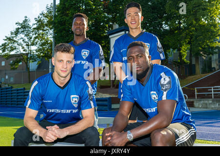 Toronto, Kanada. 16 August, 2017. Fernsehen Zeige 21 Thunder cast (Emmanuel Kabongo, Kevin Glaydon, und Jonathan Kim) Foto mit Toronto FC Vorwärts Jozy Altidore am St. Michael's College School. Dominic Chan/GATPR/EXimages Credit: EXImages/Alamy leben Nachrichten Stockfoto