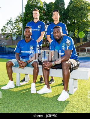 Toronto, Kanada. 16 August, 2017. Fernsehen Zeige 21 Thunder cast (Emmanuel Kabongo, Kevin Glaydon, und Jonathan Kim) Foto mit Toronto FC Vorwärts Jozy Altidore am St. Michael's College School. Dominic Chan/GATPR/EXimages Credit: EXImages/Alamy leben Nachrichten Stockfoto