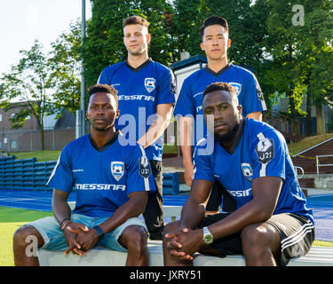 Toronto, Kanada. 16 August, 2017. Fernsehen Zeige 21 Thunder cast (Emmanuel Kabongo, Kevin Glaydon, und Jonathan Kim) Foto mit Toronto FC Vorwärts Jozy Altidore am St. Michael's College School. Dominic Chan/GATPR/EXimages Credit: EXImages/Alamy leben Nachrichten Stockfoto