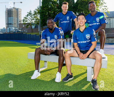 Toronto, Kanada. 16 August, 2017. Fernsehen Zeige 21 Thunder cast (Emmanuel Kabongo, Kevin Glaydon, und Jonathan Kim) Foto mit Toronto FC Vorwärts Jozy Altidore am St. Michael's College School. Dominic Chan/GATPR/EXimages Credit: EXImages/Alamy leben Nachrichten Stockfoto