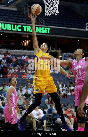 Washington, DC, USA. 16 Aug, 2017. 20170816 - Los Angeles Sparks, CANDICE PARKER (3) legt eine Punktzahl gegen die Washington Mystics Zentrum KRYSTAL THOMAS (34) in der ersten Hälfte im Verizon Center in Washington. Credit: Chuck Myers/ZUMA Draht/Alamy leben Nachrichten Stockfoto