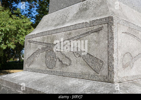 Seattle, USA. 16 Aug, 2017. Kreuze Gewehre Insignia auf der Memorial obelisken an der Großen Armee der Republik Friedhof. Fünf Seattle Grand Army Beiträge wurde der Friedhof im Jahr 1895 für den Bürgerkrieg Helden in der Capitol Hill. Auf dem Gelände ist ein Monument, und Gräber von fünfhundert 26 Veteranen. Der Friedhof ist derzeit von Seattle's Abteilung der Parks und der Erholung. Credit: Paul Christian Gordon/Alamy leben Nachrichten Stockfoto