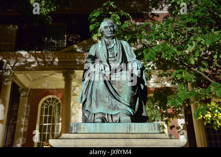 Annapolis, MD, USA. 16 Aug, 2017. Statue des ehemaligen US-Supreme Court Chief Justice Roger Brooke Taney vor dem Maryland State Capitol in Annapolis, Maryland, in der Nacht zum 16. August 2017. Die Statue ist vor dem Kapitol Gebäude seit 1872 stand, aber früh am Abend die Maryland State House Trust zugunsten der Ausbau der Statue von Taney, ein marylander Wer war der Autor des berüchtigten Dred-Scott-Entscheidung, dass Sklaverei aufrechterhalten gestimmt. Credit: ZUMA Press, Inc./Alamy leben Nachrichten Stockfoto