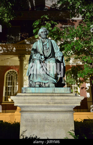 Annapolis, MD, USA. 16 Aug, 2017. Statue des ehemaligen US-Supreme Court Chief Justice Roger Brooke Taney vor dem Maryland State Capitol in Annapolis, Maryland, in der Nacht zum 16. August 2017. Die Statue ist vor dem Kapitol Gebäude seit 1872 stand, aber früh am Abend die Maryland State House Trust zugunsten der Ausbau der Statue von Taney, ein marylander Wer war der Autor des berüchtigten Dred-Scott-Entscheidung, dass Sklaverei aufrechterhalten gestimmt. Credit: ZUMA Press, Inc./Alamy leben Nachrichten Stockfoto