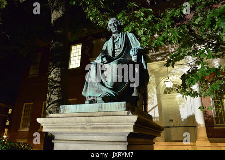 Annapolis, MD, USA. 16 Aug, 2017. Statue des ehemaligen US-Supreme Court Chief Justice Roger Brooke Taney vor dem Maryland State Capitol in Annapolis, Maryland, in der Nacht zum 16. August 2017. Die Statue ist vor dem Kapitol Gebäude seit 1872 stand, aber früh am Abend die Maryland State House Trust zugunsten der Ausbau der Statue von Taney, ein marylander Wer war der Autor des berüchtigten Dred-Scott-Entscheidung, dass Sklaverei aufrechterhalten gestimmt. Credit: ZUMA Press, Inc./Alamy leben Nachrichten Stockfoto