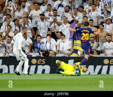 Madrid, Spanien. 16 Aug, 2017. 01 Keylor Navas (Real Madrid) und 20 Sergi Roberto (FC Barcelona) während der spanischen Super Cup zweite Bein Fußball Spiel zwischen Real Madrid und Barcelona im Santiago Bernabeu in Madrid, Mittwoch, August 16, 2017. Credit: Gtres Información más Comuniación auf Linie, S.L./Alamy leben Nachrichten Stockfoto