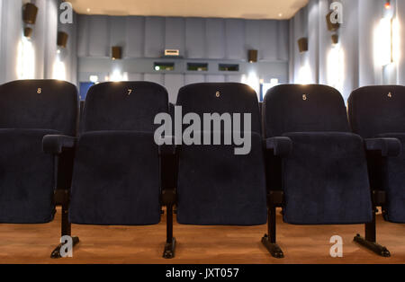 Potsdam, Deutschland. 14 Aug, 2017. Das Kino in die permanente Ausstellung des Filmmuseum Potsdam in Potsdam, Deutschland, 14. August 2017. Das Museum wurde 1981 gegründet und ist das älteste Museum seiner Art in Deutschland und ist heute die Heimat von seinen eigenen film Universität. Ihre Archive und Sammlungen sind eine Fundgrube für Forscher und Filmfans. Foto: Ralf Hirschberger/dpa-Zentralbild/dpa/Alamy leben Nachrichten Stockfoto