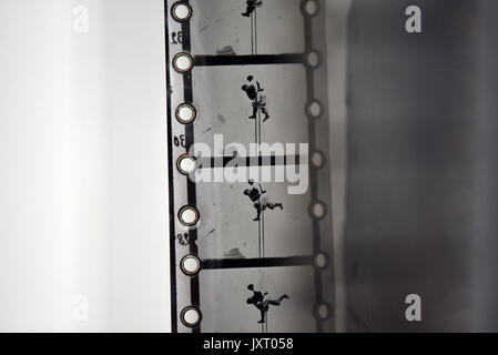 Potsdam, Deutschland. 14 Aug, 2017. Ein Abschnitt eines Projektors film in die permanente Ausstellung des Filmmuseum Potsdam in Potsdam, Deutschland, 14. August 2017. Das Museum wurde 1981 gegründet und ist das älteste Museum seiner Art in Deutschland und ist heute die Heimat von seinen eigenen film Universität. Ihre Archive und Sammlungen sind eine Fundgrube für Forscher und Filmfans. Foto: Ralf Hirschberger/dpa-Zentralbild/dpa/Alamy leben Nachrichten Stockfoto