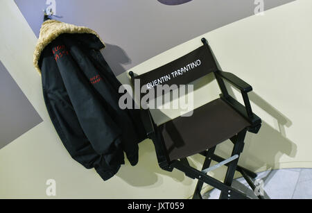 Potsdam, Deutschland. 14 Aug, 2017. Quentin Tarrantino's Director's Chair in die ständige Ausstellung des Potsdamer Filmmuseum in Potsdam, Deutschland, 14. August 2017. Das Museum wurde 1981 gegründet und ist das älteste Museum seiner Art in Deutschland und ist heute die Heimat von seinen eigenen film Universität. Ihre Archive und Sammlungen sind eine Fundgrube für Forscher und Filmfans. Foto: Ralf Hirschberger/dpa-Zentralbild/dpa/Alamy leben Nachrichten Stockfoto