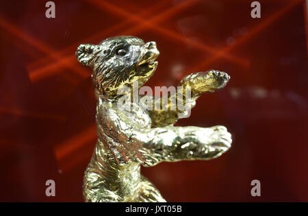 Potsdam, Deutschland. 14 Aug, 2017. Eine Berlinale gold Bär in der Dauerausstellung des Filmmuseum Potsdam in Potsdam, Deutschland, 14. August 2017. Das Museum wurde 1981 gegründet und ist das älteste Museum seiner Art in Deutschland und ist heute die Heimat von seinen eigenen film Universität. Ihre Archive und Sammlungen sind eine Fundgrube für Forscher und Filmfans. Foto: Ralf Hirschberger/dpa-Zentralbild/dpa/Alamy leben Nachrichten Stockfoto