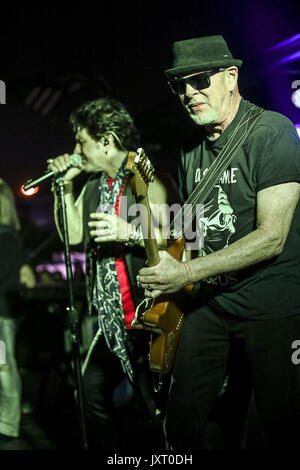 Huntington Beach, CA, USA. 30. Juli, 2017. Mark Kendall, Gitarre für GROSSE WEISSE spielt an einem Strand seite Veranstaltungsort SeaLegs Leben in Huntington Beach, CA. am Sonntag, den 30. Juli 2017 während ihrer US-Tour für ihr neues Album "FULL CIRCLE" Credit: Dave Safley/ZUMA Draht/Alamy leben Nachrichten Stockfoto