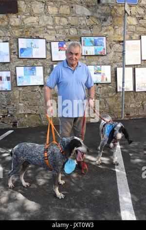 San Rocco (Rom): Fed Award des Hundes 2017. In der Foto: Die Sieger Gino und Gina, französische Jagdhunde mit Silvano Bertini Stockfoto