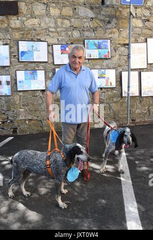 San Rocco (Rom): Fed Award des Hundes 2017. In der Foto: Die Sieger Gino und Gina, französische Jagdhunde mit Silvano Bertini Stockfoto