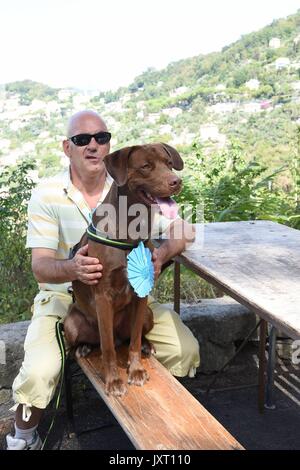 San Rocco (Rom): Fed Award des Hundes 2017. Im Bild: Leon, ausgefallenen Hund â€'â€'mit Massimiliano Boetti Stockfoto