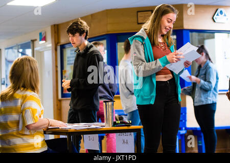 Aberystwyth Wales UK, Donnerstag, 17. August 2017 Bildung im Vereinigten Königreich: die Schülerinnen und Schüler, Aberystwyth Penglais School ihre eine Ebene sammeln und als Ebene Ergebnisse Foto: Keith Morris/Alamy leben Nachrichten Stockfoto