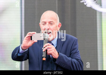 Southport, Merseyside, 17. August 2017. Flower Show. Lokale Berühmtheit Paul Crone Wer ist ein Moderator für Granada Television, comperes in diesem Jahr Southport Flower Show von der Celebrity Theater stehen. Credit: cernan Elias/Alamy leben Nachrichten Stockfoto