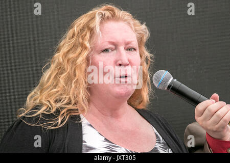 Southport, Merseyside, 17. August 2017. Flower Show. Celebrity TV Gärtner Charlie Dimmock bildet eine willkommene Rückkehr zu den Southport Blume zeigen in diesem Jahr, 18 Jahre nach ihrem ersten Auftritt. Charlie war Teil der Präsentation Team für den hit BBC-Show 'Boden' als Sie letzte kam nach Southport in 1999 und Seitdem hat Sie auf eine erfolgreiche Karriere als Rundfunksprecher und Thema zu bauen. Credit: cernan Elias/Alamy leben Nachrichten Stockfoto