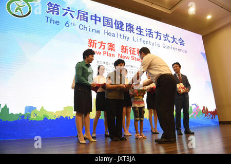 Peking, China. 17 Aug, 2017. Geehrte Gäste nehmen an der 6. Gesunder Lebensstil Konferenz in Peking, der Hauptstadt von China, Nov. 17, 2017. Credit: Lu Peng-/Xinhua/Alamy leben Nachrichten Stockfoto