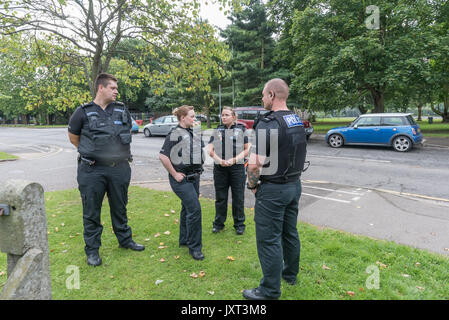 Staines, Großbritannien. 17. August 2017. urrey Polizei stehen und zusehen, wie Reisende, die ein Feld besetzt haben neben Spelthorne Rat Büros in Staines wurden heute morgen durch Gerichtsvollzieher vom Rat eingesetzten verschoben wird. Die Reisenden, Familien der evangelischen Christen, die legitime Unternehmen und Steuern zahlen, hatte die Website in makellos gepflegt und eifrig waren, mir ihre Seite der Geschichte zu erzählen, wie sie verpackt Vorbereitung friedlich zu verlassen. Credit: Peter Marschall/Alamy leben Nachrichten Stockfoto