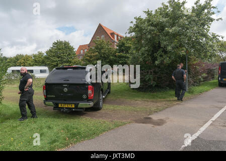 Staines, Großbritannien. 17. August 2017. Gerichtsvollzieher Block der Eingang zur Seite als Reisende, die ein Feld besetzt haben neben Spelthorne Rat Büros in Staines diese wurden jeden Morgen weg durch Gerichtsvollzieher vom Rat eingesetzten verschoben. Die Reisenden, Familien der evangelischen Christen, die legitime Unternehmen und Steuern zahlen, hatte die Website in makellos gepflegt und eifrig waren, mir ihre Seite der Geschichte zu erzählen, wie sie verpackt Vorbereitung friedlich zu verlassen. Credit: Peter Marschall/Alamy leben Nachrichten Stockfoto