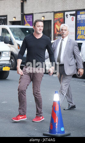 NEW YORK, NY - 16. August: Peter Serafinowicz am Ende der Show mit Stephen Colbert in New York City am 16. August 2017. Quelle: RW/MediaPunch Stockfoto