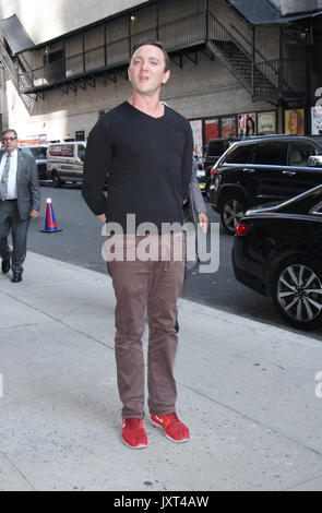 NEW YORK, NY - 16. August: Peter Serafinowicz am Ende der Show mit Stephen Colbert in New York City am 16. August 2017. Quelle: RW/MediaPunch Stockfoto