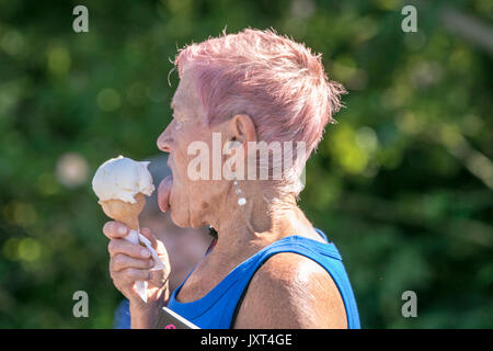 Southport, Merseyside, 17. August 2017. UK Wetter. Einen schönen sonnigen Tag über die Nordwestküste von England als Menschen die meisten strahlender Sonnenschein und warme Temperaturen bei Southport in Merseyside. Credit: cernan Elias/Alamy leben Nachrichten Stockfoto