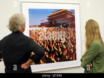 Berlin, Deutschland. 17 Aug, 2017. Ein Foto von dem Haupttor der Verbotenen Stadt in Peking ist in der Ausstellung "Werke in der Geschichte gezeigt. Zeitgenössische Chinesische Fotografie und die kulturelle Revolution" im Museum für Fotografie in Berlin, Deutschland, 17. August 2017. Die Ausstellung ist vom 18. August 2017 und 07. Januar 2017 gezeigt und bittet für die zeitgenössische Kunstszene Chinas und der kulturellen Revolution. Foto: Wolfgang Kumm/dpa/Alamy leben Nachrichten Stockfoto