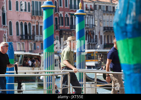 Venedig, Italien. 17 Aug, 2017. Clint Eastwood Ankommen auf der Rialtobrücke in Venedig, Italien, für den zweiten Tag der Dreharbeiten zu seinem neuen Film zum Buch der 15: 17 nach Paris: Die wahre Geschichte eines Terroristen, ein Zug, und drei amerikanischen Helden dokumentieren die Geschichte von Stein, Sadler und Skarlatos, die Vereitelten eine terroristische Handlung auf dem Zug und die Sterne sich als sie selbst". Kredit Mary Clarke/Alamy leben Nachrichten Stockfoto