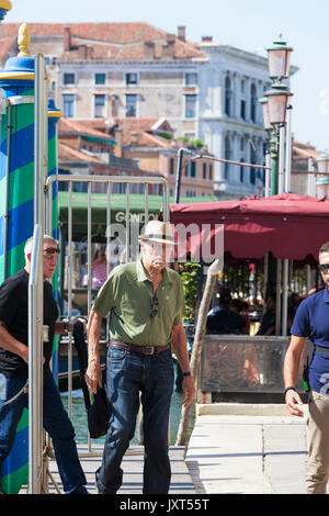 Venedig, Italien. 17 Aug, 2017. Clint Eastwood Ankommen auf der Rialtobrücke in Venedig, Italien, für den zweiten Tag der Dreharbeiten zu seinem neuen Film zum Buch der 15: 17 nach Paris: Die wahre Geschichte eines Terroristen, ein Zug, und drei amerikanischen Helden dokumentieren die Geschichte von Stein, Sadler und Skarlatos, die Vereitelten eine terroristische Handlung auf dem Zug und die Sterne sich als sie selbst". Kredit Mary Clarke/Alamy leben Nachrichten Stockfoto