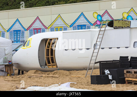 Bournemouth, Dorset, Großbritannien. 17 Aug, 2017. Die ersten britischen Zeitfahrlenker wird am Strand von Bournemouth vorbereitet, wie die 'tun' Flughafen nimmt Gestalt an. Die 73 ft ATR 42 Flugzeuge in eine mobile Bar und die umliegenden Strand verwandelt in Flughafen Terminal mit Departure Lounge, Duty free, Club Class Restaurant und VIP 1. Klasse Bereich umgewandelt wird. "Passagiere" wird eine Bordkarte bei der Ankunft gegeben werden. Das Flugzeug wird es 17 Tage lang sein und live Unterhaltung haben. Die Attraktion ist die Stadt von Poole Unternehmen immense Veranstaltungen gebracht. Credit: Carolyn Jenkins/Alamy leben Nachrichten Stockfoto