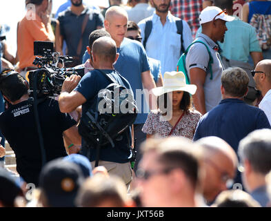 Venedig, Italien. 17 Aug, 2017. Zweite Dreharbeiten Tag für Clint Eastwood's "Die 15:17 bis Paris' Film bei der Rialtobrücke in Venedig. Die Hauptdarsteller Anthony Sadler und Spencer Stein während der Dreharbeiten. Im August 2015 ein 26-jähriger Marokkaner namens Ayoub al-Qahzzani eröffneten das Feuer mit einer Kalaschnikow in einem Zug von Amsterdam Abflug und nach Paris geleitet. Drei Amerikaner, zwei Soldaten und ein ziviler, entwaffnet und in Boghese, schaffte es zu blockieren. Der Film ist aus dem Buch "Die 15:17 nach Paris: Die wahre Geschichte eines terroristischen, Zug, und drei amerikanischen Helden". Credit: IPA/Alamy leben Nachrichten Stockfoto