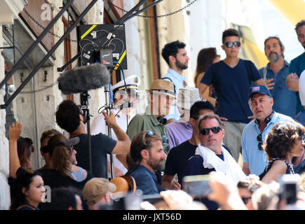 Venedig, Italien. 17 Aug, 2017. Zweite Dreharbeiten Tag für Clint Eastwood's "Die 15:17 bis Paris' Film bei der Rialtobrücke in Venedig. Im August 2015 ein 26-jähriger Marokkaner namens Ayoub al-Qahzzani eröffneten das Feuer mit einer Kalaschnikow in einem Zug von Amsterdam Abflug und nach Paris geleitet. Drei Amerikaner, zwei Soldaten und ein ziviler, entwaffnet und in Boghese, schaffte es zu blockieren. Der Film ist aus dem Buch "Die 15:17 nach Paris: Die wahre Geschichte eines terroristischen, Zug, und drei amerikanischen Helden". Credit: IPA/Alamy leben Nachrichten Stockfoto