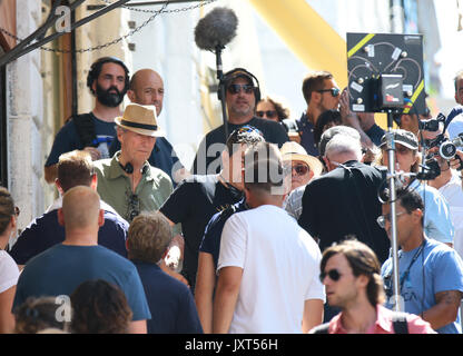 Venedig, Italien. 17 Aug, 2017. Zweite Dreharbeiten Tag für Clint Eastwood's "Die 15:17 bis Paris' Film bei der Rialtobrücke in Venedig. Im August 2015 ein 26-jähriger Marokkaner namens Ayoub al-Qahzzani eröffneten das Feuer mit einer Kalaschnikow in einem Zug von Amsterdam Abflug und nach Paris geleitet. Drei Amerikaner, zwei Soldaten und ein ziviler, entwaffnet und in Boghese, schaffte es zu blockieren. Der Film ist aus dem Buch "Die 15:17 nach Paris: Die wahre Geschichte eines terroristischen, Zug, und drei amerikanischen Helden". Credit: IPA/Alamy leben Nachrichten Stockfoto