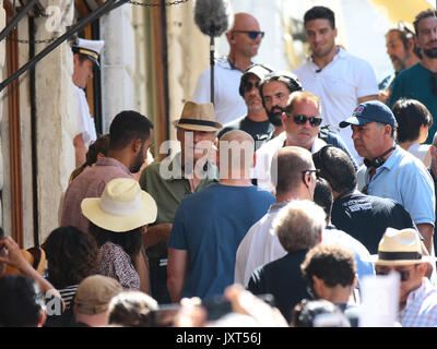 Venedig, Italien. 17 Aug, 2017. Zweite Dreharbeiten Tag für Clint Eastwood's "Die 15:17 bis Paris' Film bei der Rialtobrücke in Venedig. Die Hauptdarsteller Anthony Sadler und Spencer Stein während der Dreharbeiten. Im August 2015 ein 26-jähriger Marokkaner namens Ayoub al-Qahzzani eröffneten das Feuer mit einer Kalaschnikow in einem Zug von Amsterdam Abflug und nach Paris geleitet. Drei Amerikaner, zwei Soldaten und ein ziviler, entwaffnet und in Boghese, schaffte es zu blockieren. Der Film ist aus dem Buch "Die 15:17 nach Paris: Die wahre Geschichte eines terroristischen, Zug, und drei amerikanischen Helden". Credit: IPA/Alamy leben Nachrichten Stockfoto