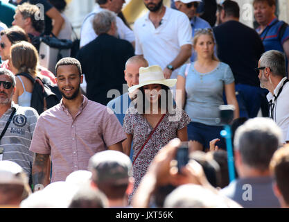 Venedig, Italien. 17 Aug, 2017. Zweite Dreharbeiten Tag für Clint Eastwood's "Die 15:17 bis Paris' Film bei der Rialtobrücke in Venedig. Die Hauptdarsteller Anthony Sadler und Spencer Stein während der Dreharbeiten. Im August 2015 ein 26-jähriger Marokkaner namens Ayoub al-Qahzzani eröffneten das Feuer mit einer Kalaschnikow in einem Zug von Amsterdam Abflug und nach Paris geleitet. Drei Amerikaner, zwei Soldaten und ein ziviler, entwaffnet und in Boghese, schaffte es zu blockieren. Der Film ist aus dem Buch "Die 15:17 nach Paris: Die wahre Geschichte eines terroristischen, Zug, und drei amerikanischen Helden". Credit: IPA/Alamy leben Nachrichten Stockfoto