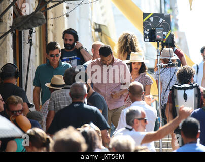 Venedig, Italien. 17 Aug, 2017. Zweite Dreharbeiten Tag für Clint Eastwood's "Die 15:17 bis Paris' Film bei der Rialtobrücke in Venedig. Die Hauptdarsteller Anthony Sadler und Spencer Stein während der Dreharbeiten. Im August 2015 ein 26-jähriger Marokkaner namens Ayoub al-Qahzzani eröffneten das Feuer mit einer Kalaschnikow in einem Zug von Amsterdam Abflug und nach Paris geleitet. Drei Amerikaner, zwei Soldaten und ein ziviler, entwaffnet und in Boghese, schaffte es zu blockieren. Der Film ist aus dem Buch "Die 15:17 nach Paris: Die wahre Geschichte eines terroristischen, Zug, und drei amerikanischen Helden". Credit: IPA/Alamy leben Nachrichten Stockfoto