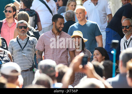 Venedig, Italien. 17 Aug, 2017. Zweite Dreharbeiten Tag für Clint Eastwood's "Die 15:17 bis Paris' Film bei der Rialtobrücke in Venedig. Die Hauptdarsteller Anthony Sadler und Spencer Stein während der Dreharbeiten. Im August 2015 ein 26-jähriger Marokkaner namens Ayoub al-Qahzzani eröffneten das Feuer mit einer Kalaschnikow in einem Zug von Amsterdam Abflug und nach Paris geleitet. Drei Amerikaner, zwei Soldaten und ein ziviler, entwaffnet und in Boghese, schaffte es zu blockieren. Der Film ist aus dem Buch "Die 15:17 nach Paris: Die wahre Geschichte eines terroristischen, Zug, und drei amerikanischen Helden". Credit: IPA/Alamy leben Nachrichten Stockfoto