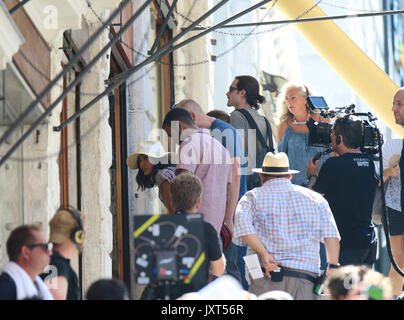 Venedig, Italien. 17 Aug, 2017. Zweite Dreharbeiten Tag für Clint Eastwood's "Die 15:17 bis Paris' Film bei der Rialtobrücke in Venedig. Die Hauptdarsteller Anthony Sadler und Spencer Stein während der Dreharbeiten. Im August 2015 ein 26-jähriger Marokkaner namens Ayoub al-Qahzzani eröffneten das Feuer mit einer Kalaschnikow in einem Zug von Amsterdam Abflug und nach Paris geleitet. Drei Amerikaner, zwei Soldaten und ein ziviler, entwaffnet und in Boghese, schaffte es zu blockieren. Der Film ist aus dem Buch "Die 15:17 nach Paris: Die wahre Geschichte eines terroristischen, Zug, und drei amerikanischen Helden". Credit: IPA/Alamy leben Nachrichten Stockfoto