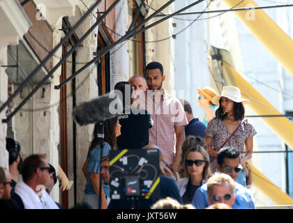 Venedig, Italien. 17 Aug, 2017. Zweite Dreharbeiten Tag für Clint Eastwood's "Die 15:17 bis Paris' Film bei der Rialtobrücke in Venedig. Die Hauptdarsteller Anthony Sadler und Spencer Stein während der Dreharbeiten. Im August 2015 ein 26-jähriger Marokkaner namens Ayoub al-Qahzzani eröffneten das Feuer mit einer Kalaschnikow in einem Zug von Amsterdam Abflug und nach Paris geleitet. Drei Amerikaner, zwei Soldaten und ein ziviler, entwaffnet und in Boghese, schaffte es zu blockieren. Der Film ist aus dem Buch "Die 15:17 nach Paris: Die wahre Geschichte eines terroristischen, Zug, und drei amerikanischen Helden". Credit: IPA/Alamy leben Nachrichten Stockfoto
