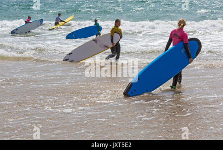 Boscombe, Bournemouth, Dorset, Großbritannien. 17 August, 2017. UK Wetter: Sonnig in Boscombe entfernt. Surfer genießen Sie die Wellen am Meer ihre Surfbretter, die in das Meer. Credit: Carolyn Jenkins/Alamy leben Nachrichten Stockfoto