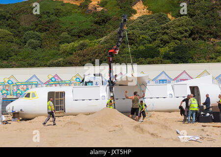 Bournemouth, Dorset, Großbritannien. 17 Aug, 2017. Die ersten britischen Zeitfahrlenker wird am Strand von Bournemouth vorbereitet, wie die 'tun' Flughafen nimmt Gestalt an. Die 73 ft ATR 42 Flugzeuge in eine mobile Bar und die umliegenden Strand verwandelt in Flughafen Terminal mit Departure Lounge, Duty free, Club Class Restaurant und VIP 1. Klasse Bereich umgewandelt wird. "Passagiere" wird eine Bordkarte bei der Ankunft gegeben werden. Das Flugzeug wird es 17 Tage lang sein und live Unterhaltung haben. Die Attraktion ist die Stadt von Poole brachte Unternehmen immense Veranstaltungen. Flügel Credit: Carolyn Jenkins/Alamy leben Nachrichten Stockfoto