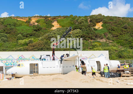 Bournemouth, Dorset, Großbritannien. 17 Aug, 2017. Die ersten britischen Zeitfahrlenker wird am Strand von Bournemouth vorbereitet, wie die 'tun' Flughafen nimmt Gestalt an. Die 73 ft ATR 42 Flugzeuge in eine mobile Bar und die umliegenden Strand verwandelt in Flughafen Terminal mit Departure Lounge, Duty free, Club Class Restaurant und VIP 1. Klasse Bereich umgewandelt wird. "Passagiere" wird eine Bordkarte bei der Ankunft gegeben werden. Das Flugzeug wird es 17 Tage lang sein und live Unterhaltung haben. Die Attraktion ist die Stadt von Poole brachte Unternehmen immense Veranstaltungen. Flügel Credit: Carolyn Jenkins/Alamy leben Nachrichten Stockfoto