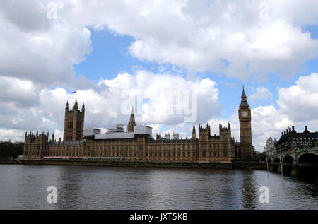 London, Großbritannien. 27 Apr, 2016. Foto am 27. April, 2016 zeigt den Big Ben in London, Großbritannien. Londons berühmten Big Ben für die letzte Zeit auf Montag chime (Aug. 21) Bei den berühmten großen Glocke verstummt, bis 2021. Credit: Han Yan/Xinhua/Alamy leben Nachrichten Stockfoto