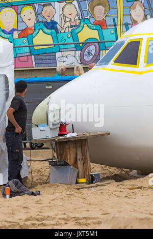 Bournemouth, Dorset, Großbritannien. 17 Aug, 2017. Die ersten britischen Zeitfahrlenker wird am Strand von Bournemouth vorbereitet, wie die 'tun' Flughafen nimmt Gestalt an. Die 73 ft ATR 42 Flugzeuge in eine mobile Bar und die umliegenden Strand verwandelt in Flughafen Terminal mit Departure Lounge, Duty free, Club Class Restaurant und VIP 1. Klasse Bereich umgewandelt wird. "Passagiere" wird eine Bordkarte bei der Ankunft gegeben werden. Das Flugzeug wird es 17 Tage lang sein und live Unterhaltung haben. Die Attraktion ist die Stadt von Poole Unternehmen immense Veranstaltungen gebracht. Credit: Carolyn Jenkins/Alamy leben Nachrichten Stockfoto